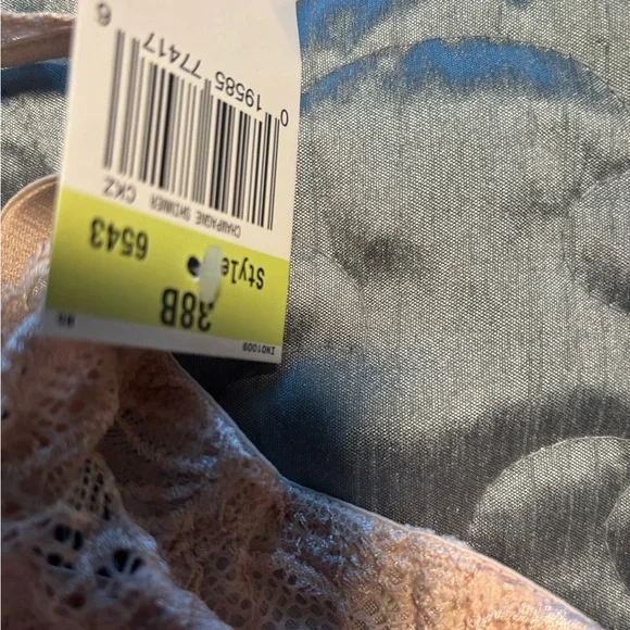 2 Bali Lace Underwire Bras White and dusty peach NWT - Picture 3 of 3